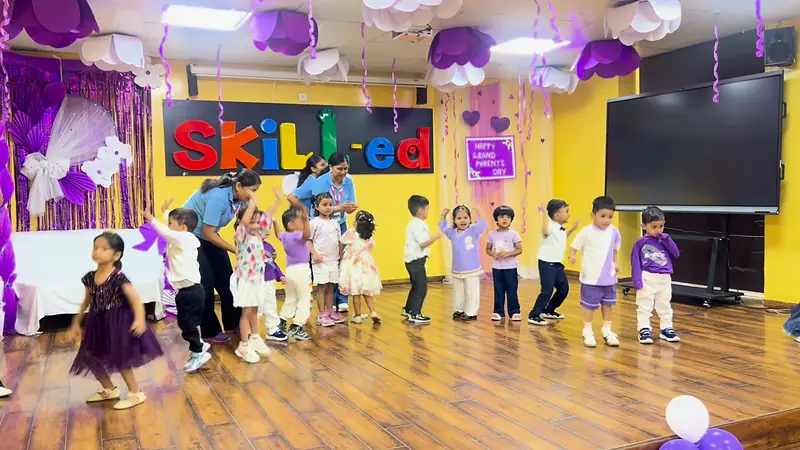 Little ones perform with their teachers